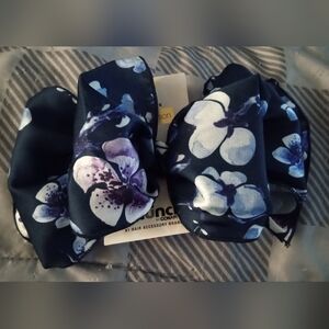 Scunci Blue Floral Hair Clip